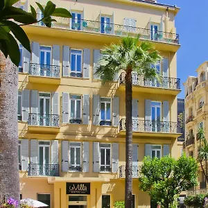 La Promenade Hotel